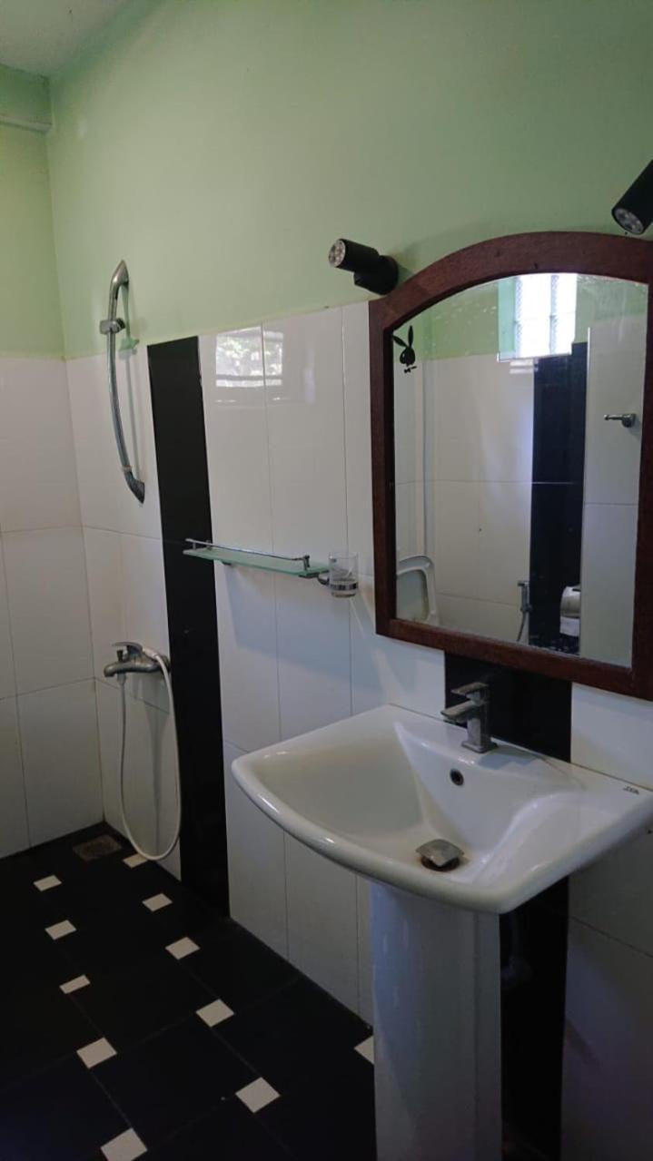 Leopard City Hostel Yala Tissamaharama Bagian luar foto